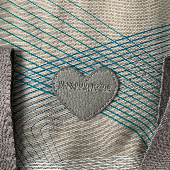 Vintage Y2K Vancouver 2010 Olympics limited edition Medium Shoulder Gray Purse - Picture 16 of 16